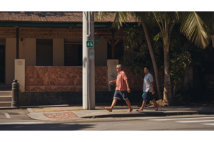 南国の街で人との距離感が自然に保たれている日常風景のイメージ