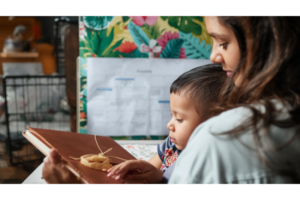 南国の街で予定について穏やかに話している親子のイメージ画像