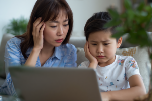フィリピン親子留学で悩みながら相談する日本人親子 失敗不安イメージ
