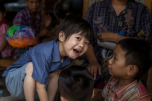 ドゥマゲッティで現地の子どもたちと仲良くなる日本人の子ども 親子留学イメージ