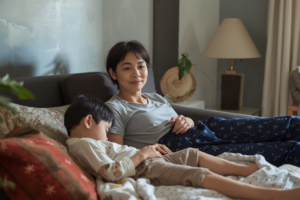 ドゥマゲッティ親子留学で子どもの体調を気遣う日本人のお母さん イメージ