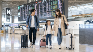成田空港で出発準備をする親子留学の家族